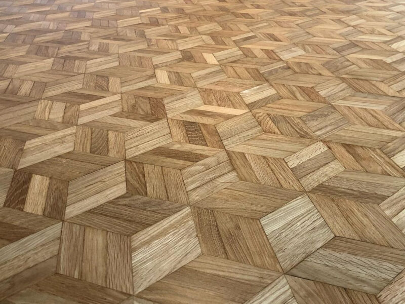 Pavimento in parquet con disegno geometrico e finitura lucida