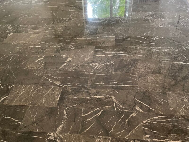 Pavimento in marmo grigio lucidato con riflesso della luce naturale