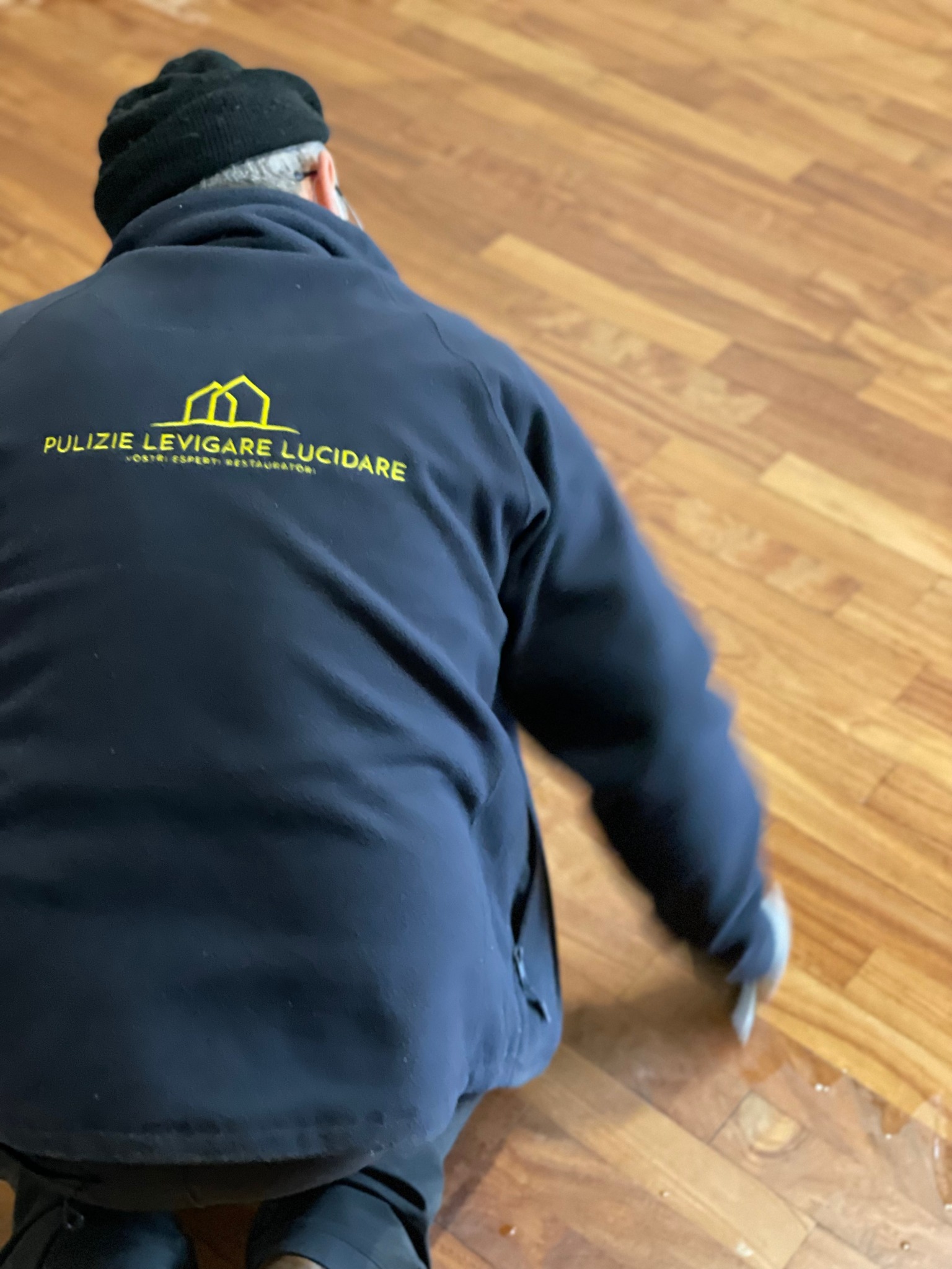 Artigiano della nostra attività di famiglia durante il restauro di un parquet