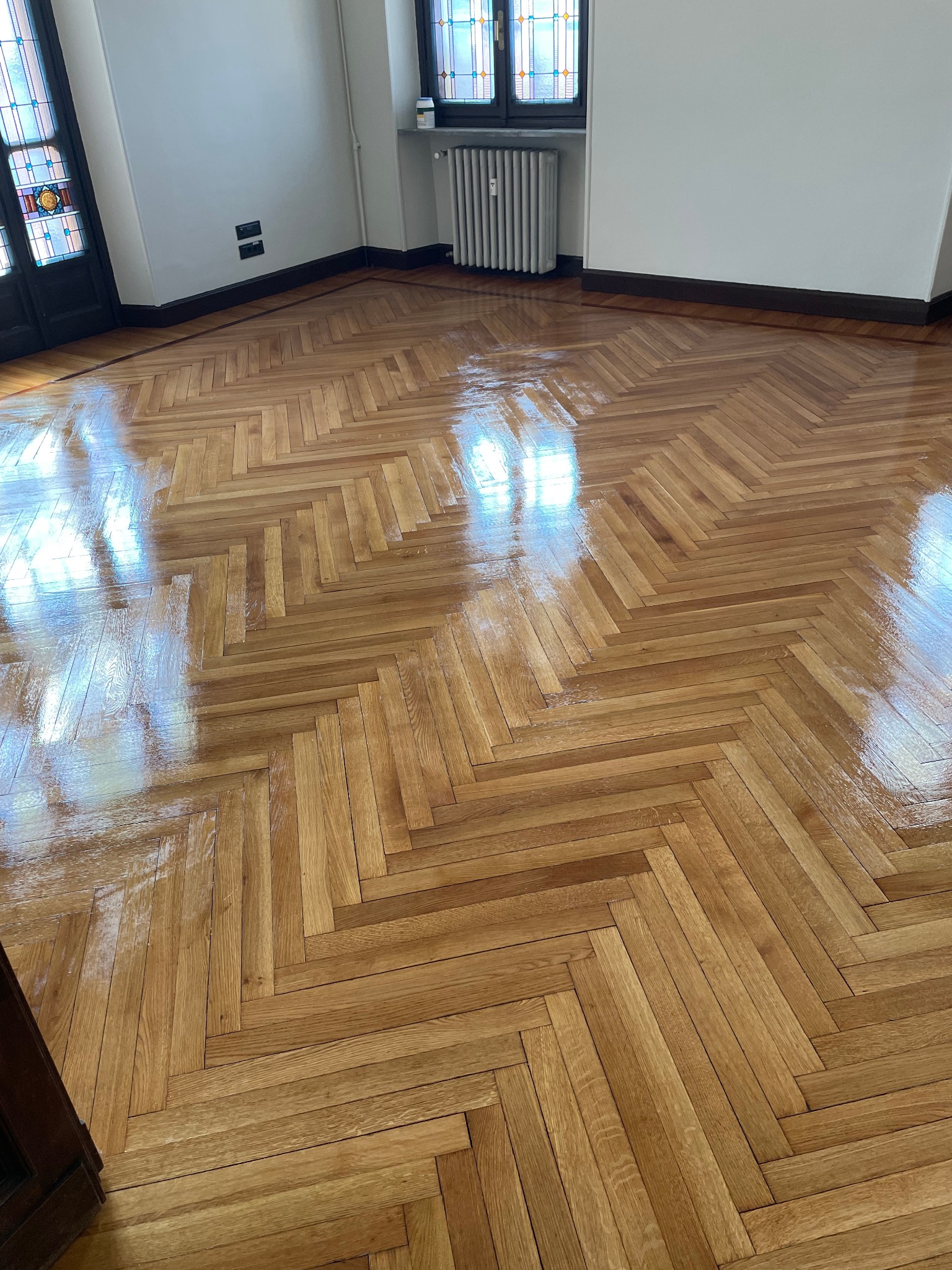 Lo stesso parquet a spina di pesce dopo il restauro e la finitura